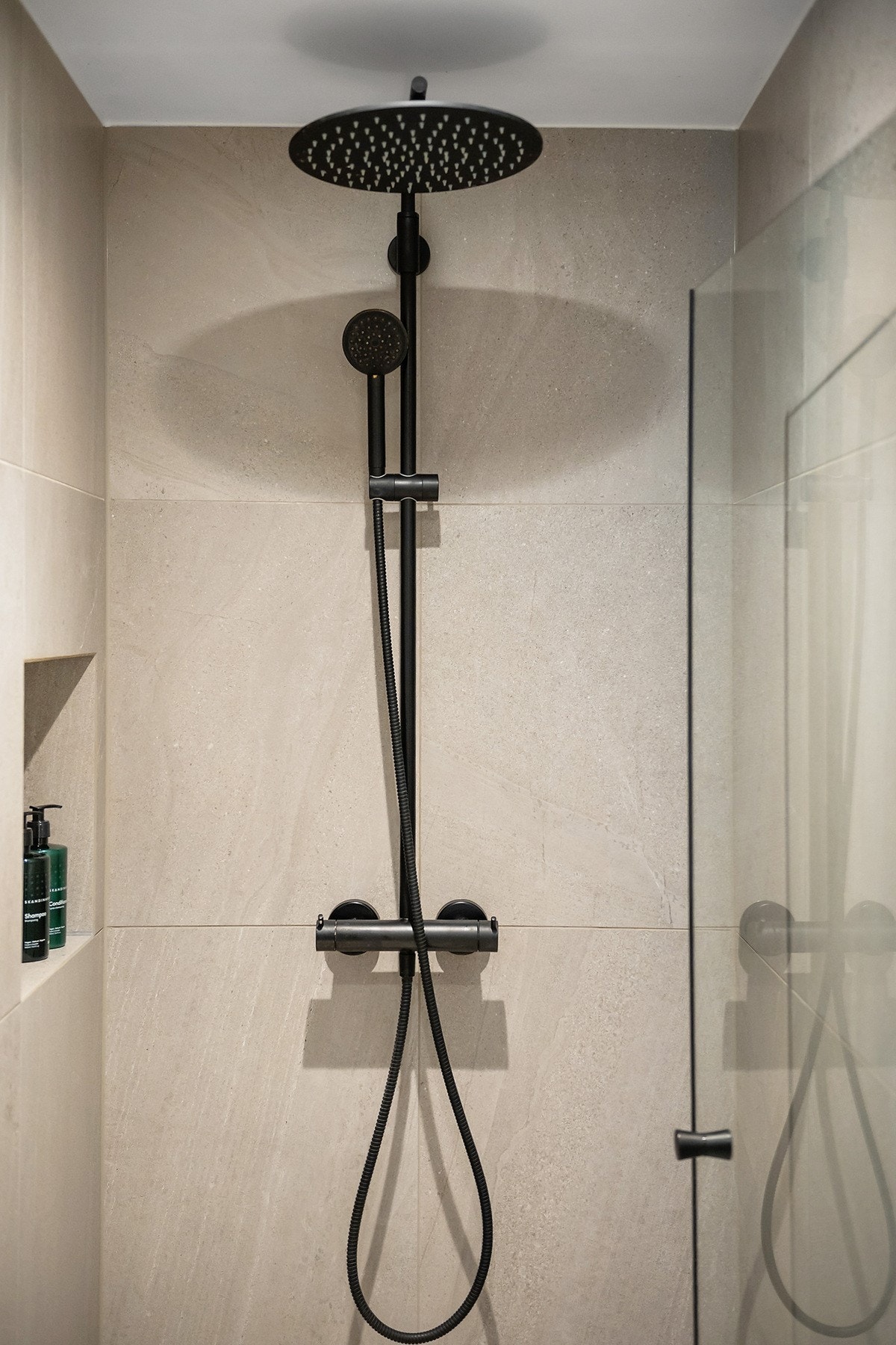 Dusj med glassdører, armatur med regndusj og innfelt nisjehylle Galleribilde