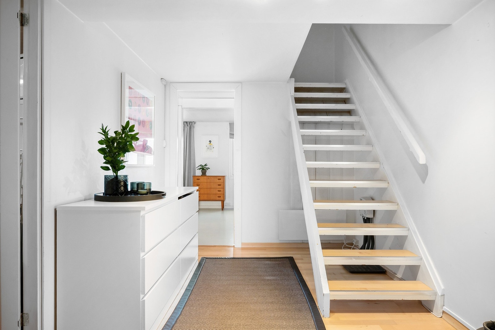 Underetasje inneholder et soverom, vaskerom og en stor gang Galleribilde