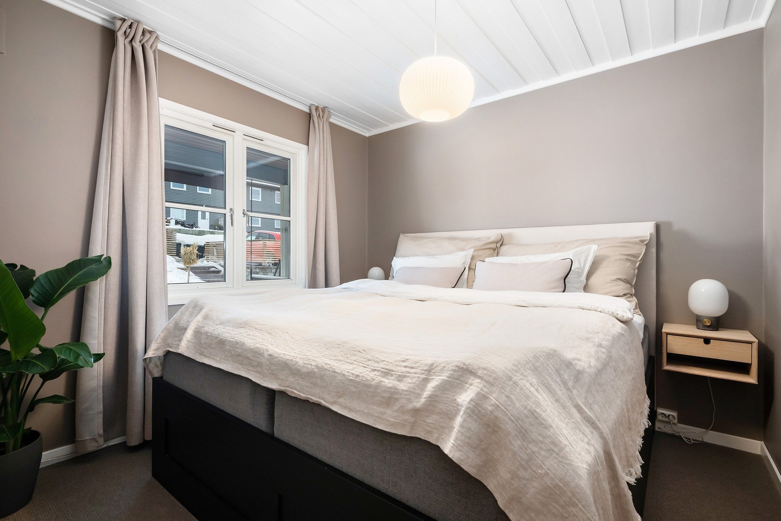 Hovedsoverommet er av god størrelse med god plass til stor seng og nattbord Galleribilde