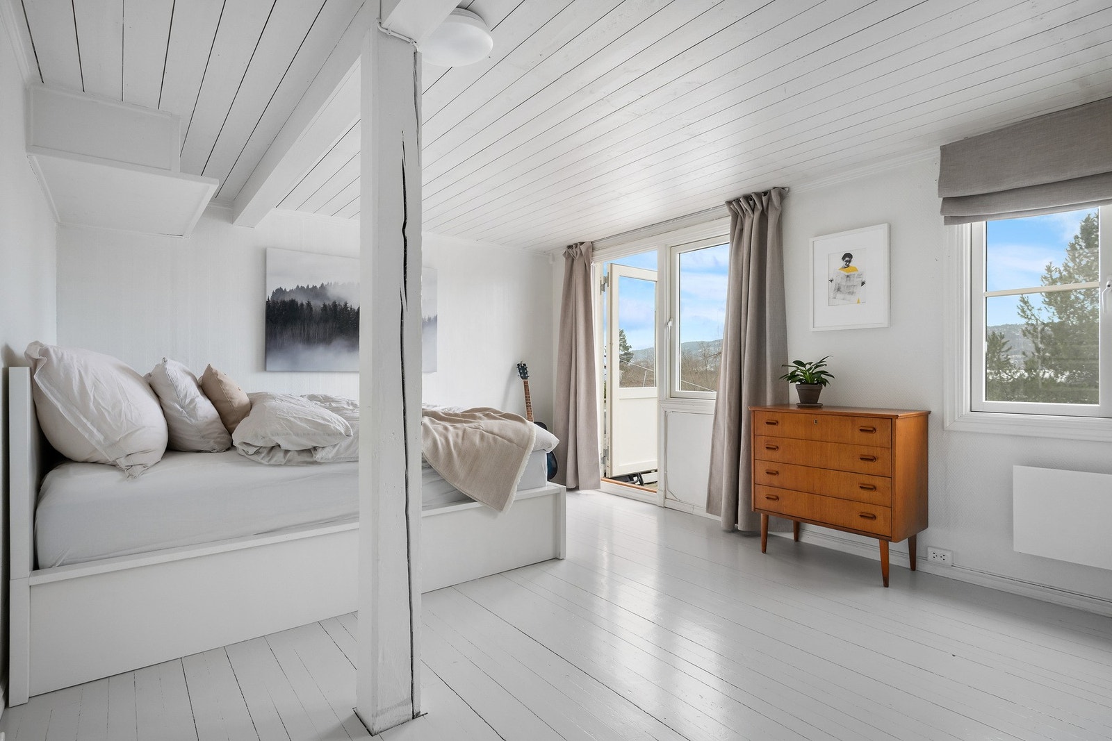 Stort og luftig soverom. Rommet er opprinnelig disponibel kjeller og derfor ikke godkjent til rom for varig opphold uten å søke om dette Galleribilde