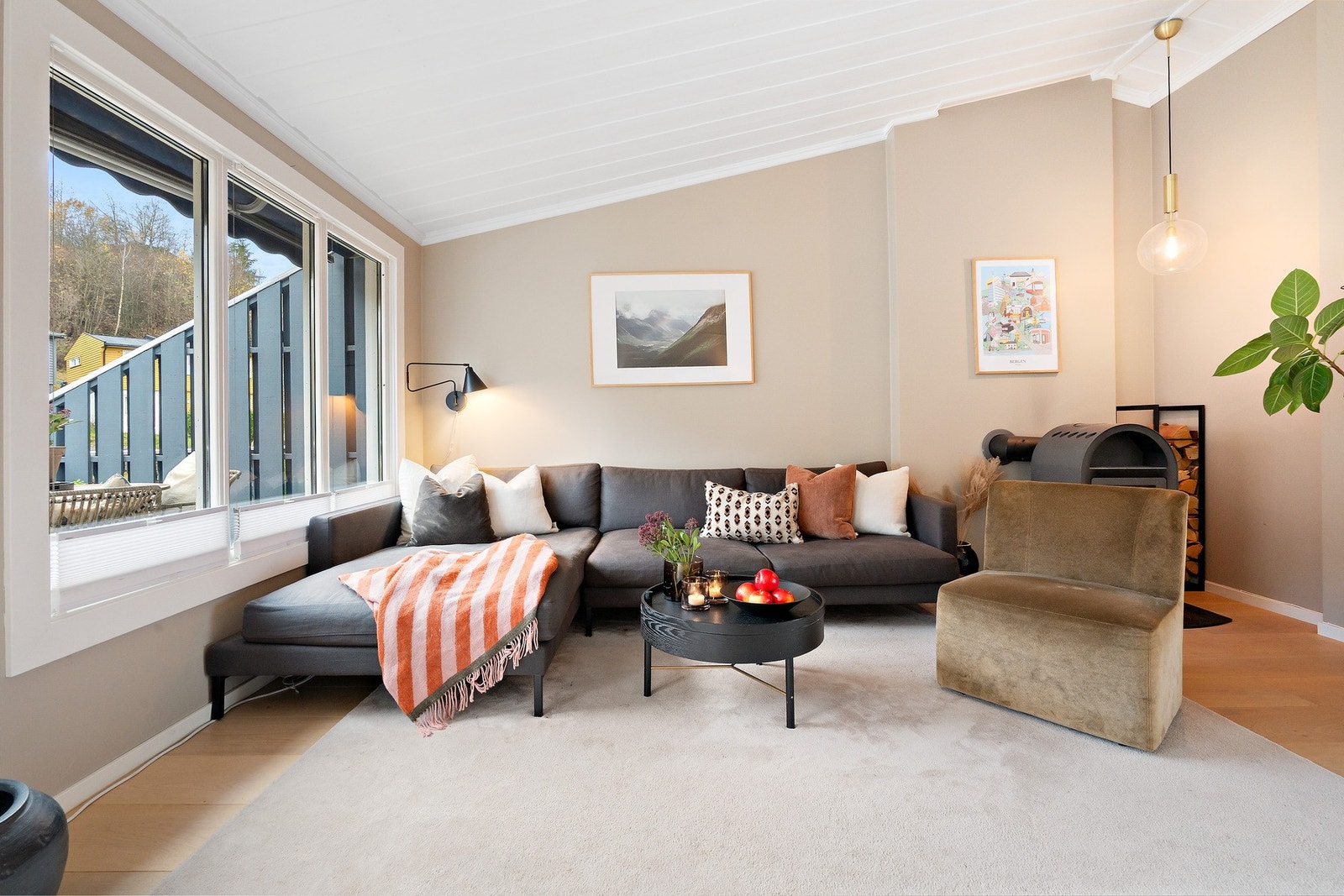 Stuen har god plass til en deilig sofagruppe med tilhørende møblement Galleribilde