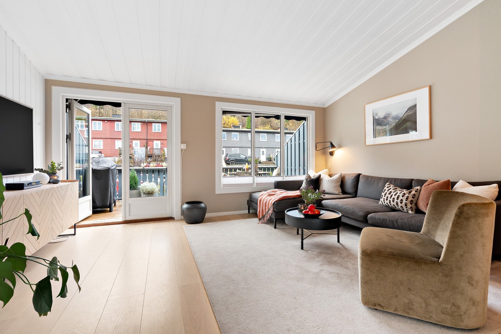 2. etasje består av et luftig og sosialt oppholdsrom bestående av en åpen stue-/kjøkkenløsning Galleribilde