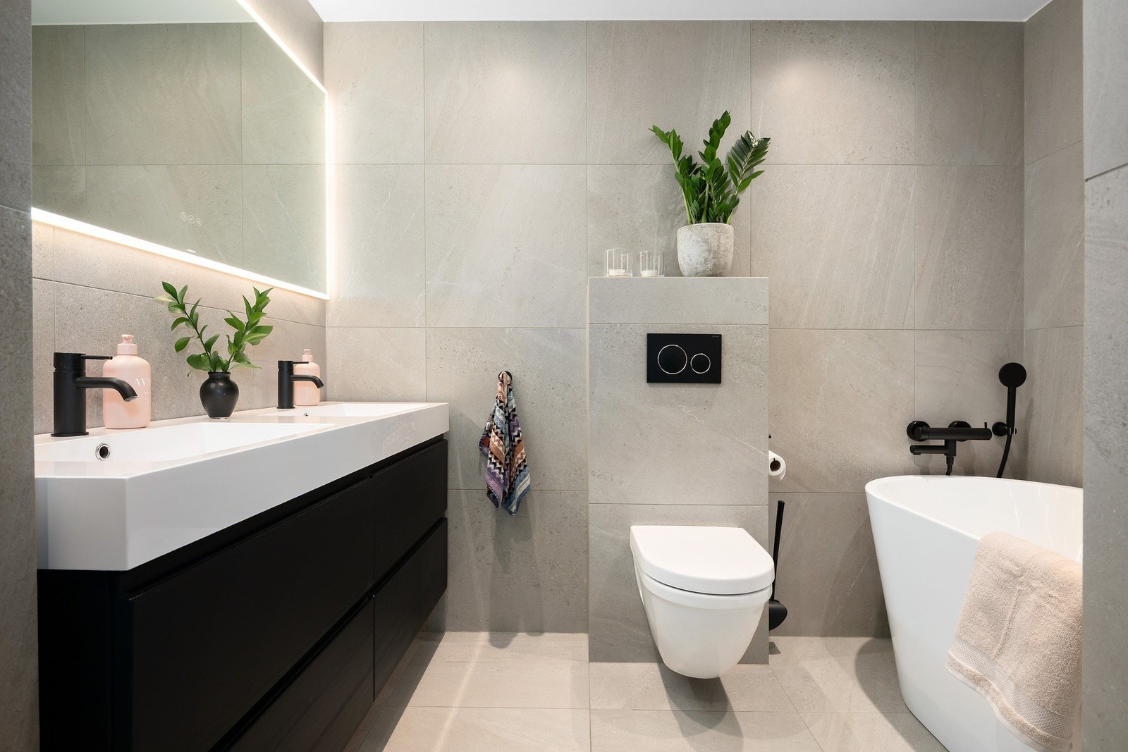 Lekkert, helfliset baderom fra 2020 med varme i gulv og downlights i himling Galleribilde