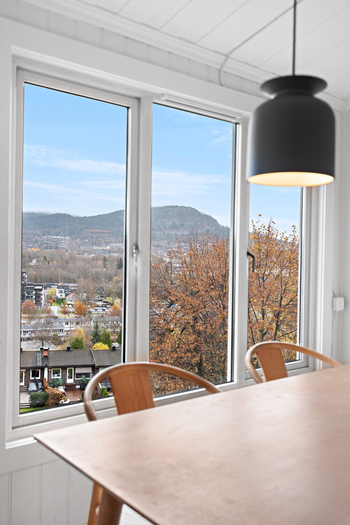 Her er det god plass til en større spisegruppe med god plass til familie og venner Galleribilde