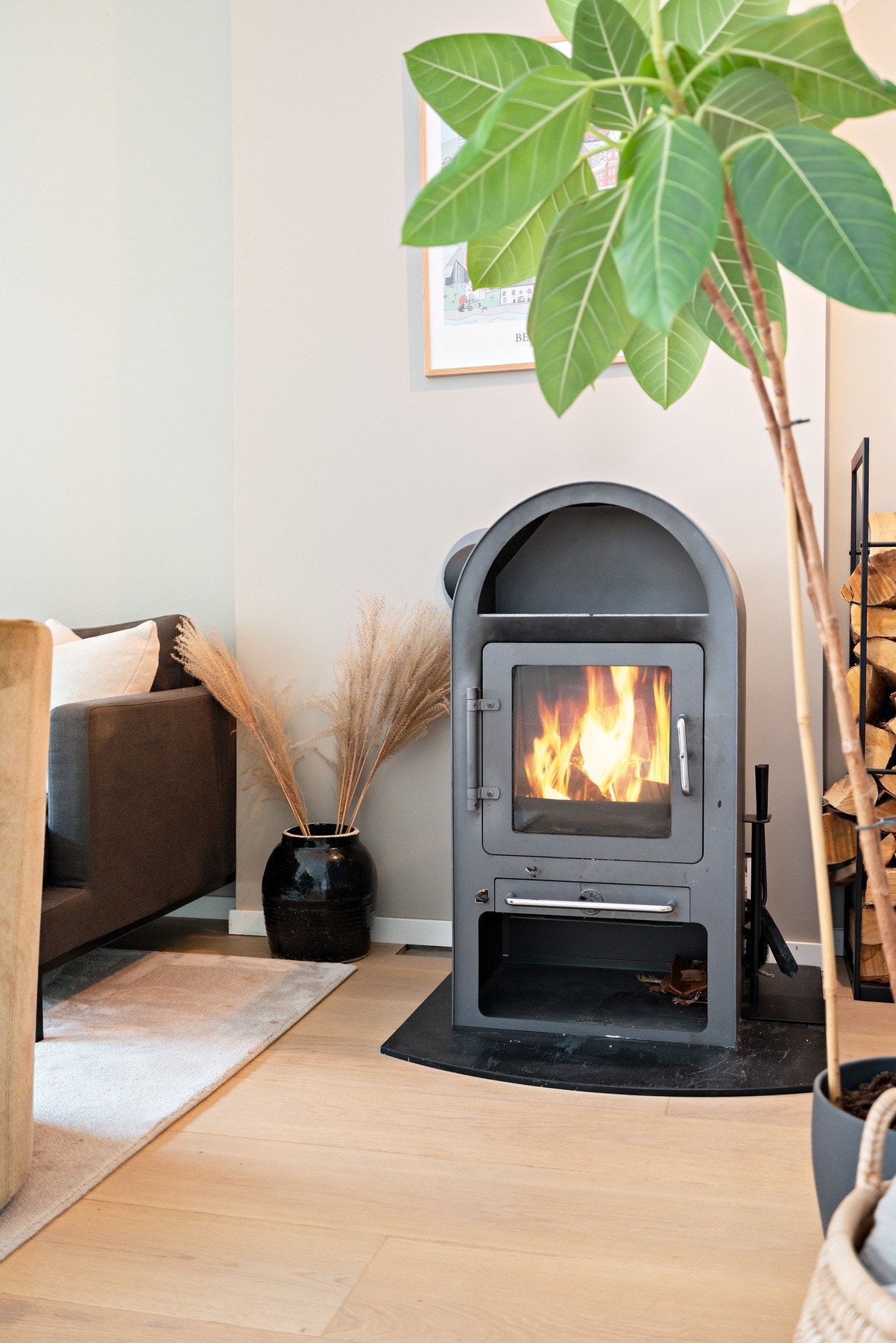 En deilig peisovn gir god med varme på kjølige vinterkvelder Galleribilde