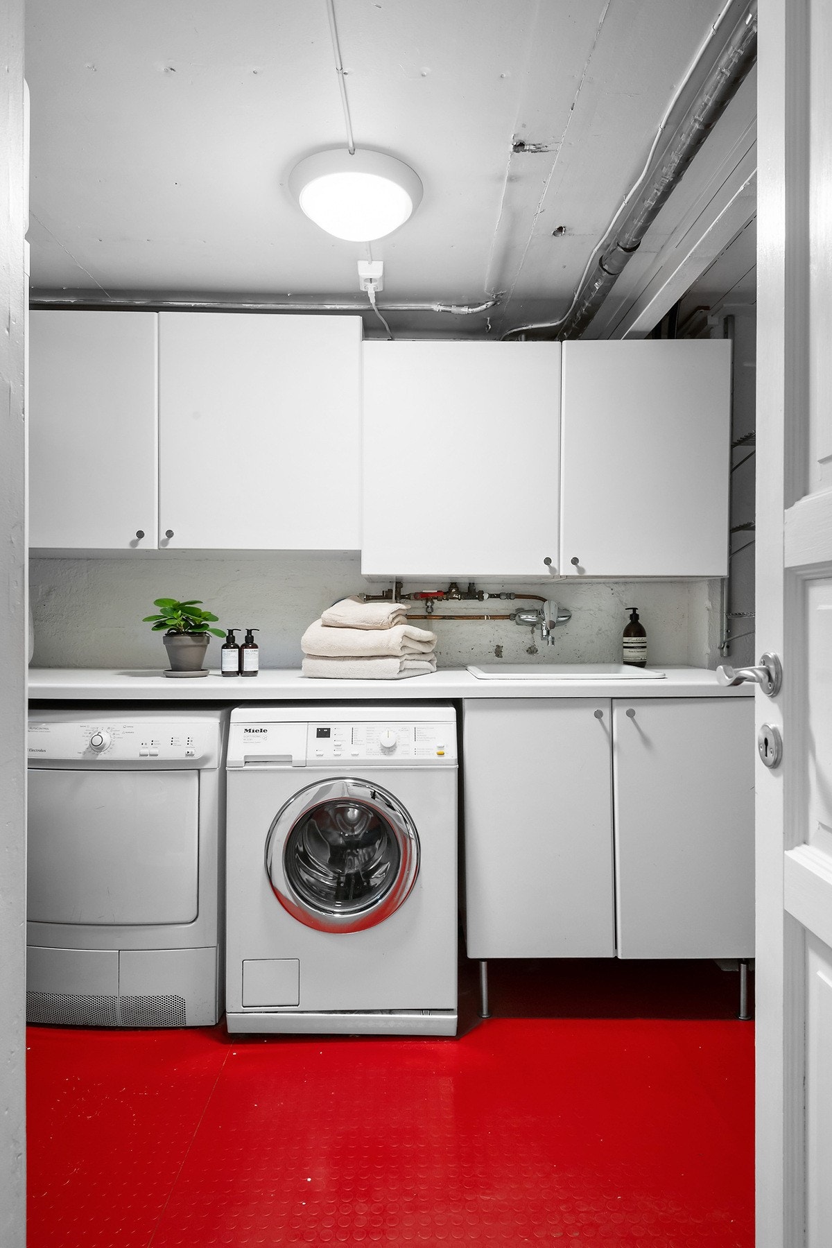 Praktisk, separat vaskerom. Rommet er opprinnelig bod og disponibel kjeller Galleribilde