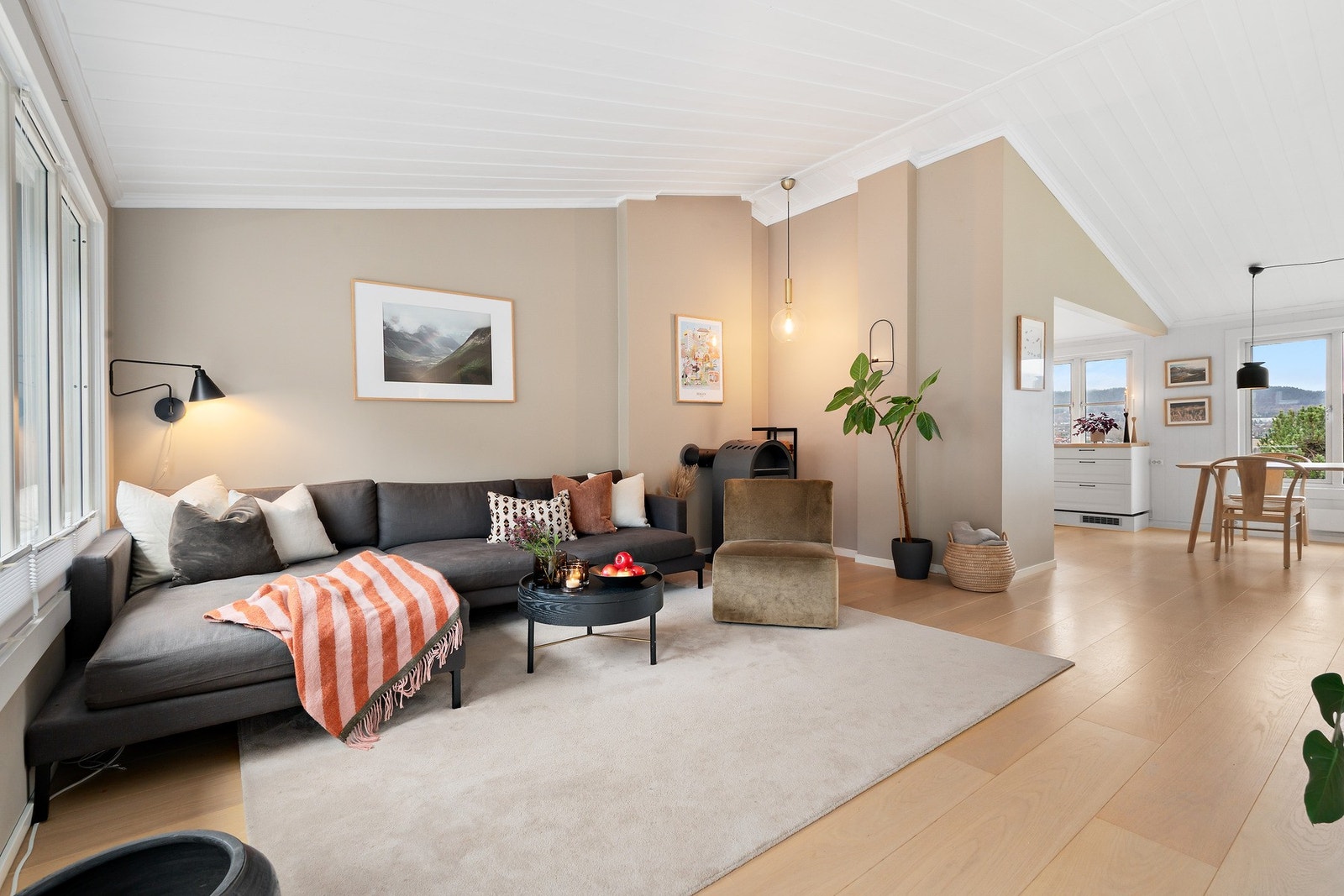 De store, gjennomgående vindusflatene sørger for rikelig med naturlig lysinnslipp Galleribilde