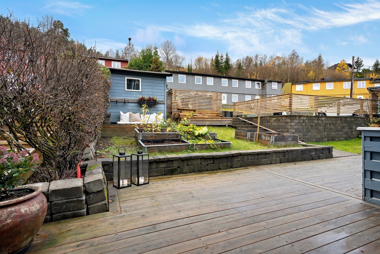 Ved inngangspartiet finner du boligens største uteplass, en sørvendt terrasse på 27 kvm med adkomst til hage Galleribilde