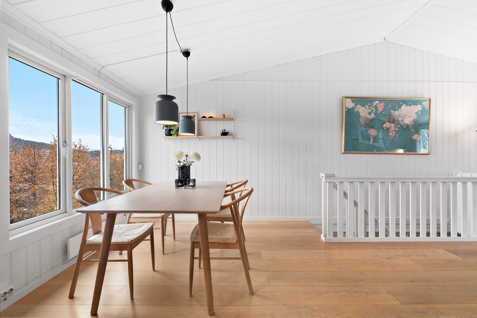 Spisestuen får sin naturlige plassering ved kjøkken Galleribilde