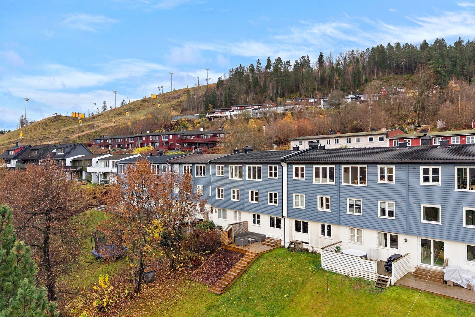 Eiendommen har en tilbaketrukket beliggenhet samtidig som det er gangavstand til nødvendige fasiliteter og servicetilbud på Vøyenenga Galleribilde