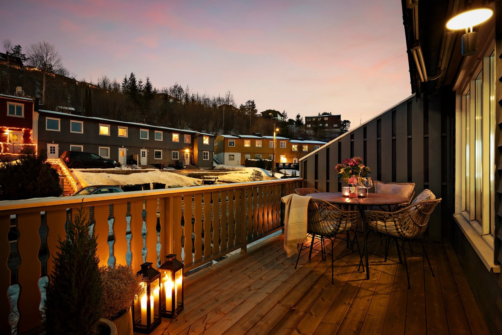 Balkong måler ca. 11 kvm og har gode innredningsmuligheter Galleribilde