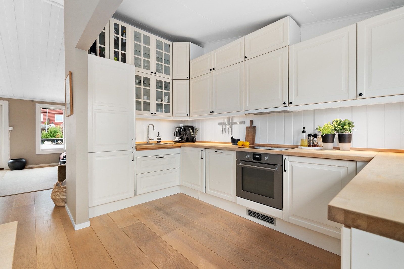 Lekker kjøkkeninnredning med profilerte fronter, benkeplate av tre og integrerte hvitevarer Galleribilde