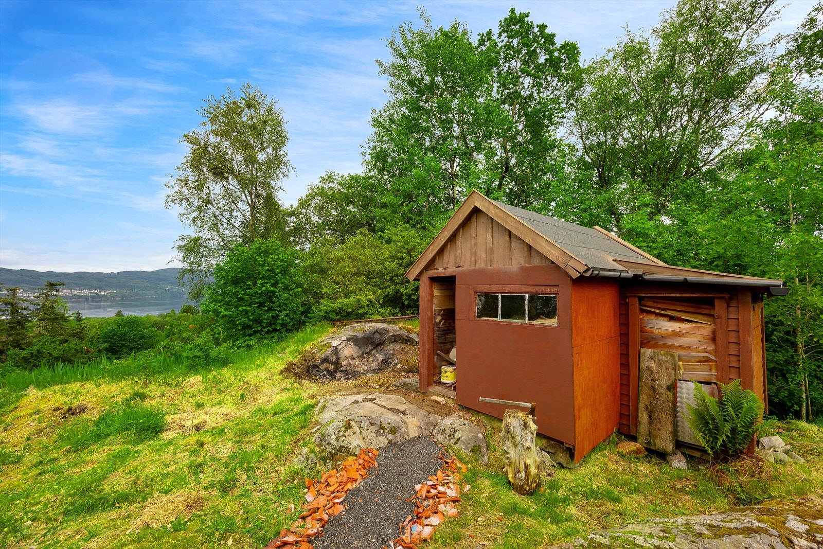 På tomten finner du også flere eksterne boder. Galleribilde