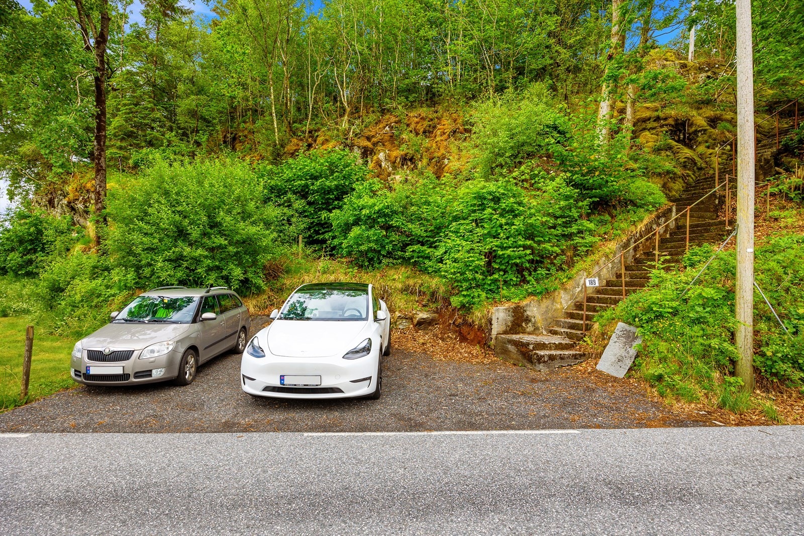 Parkering ved offentlig vei og opparbeidet gangvei til eiendommen. Trappeadkomst. Galleribilde