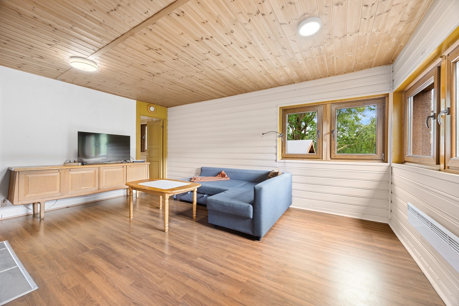 Godt med plass til å innrede med sofaseksjon og mediemøblement, eventuelt spisebord. Galleribilde