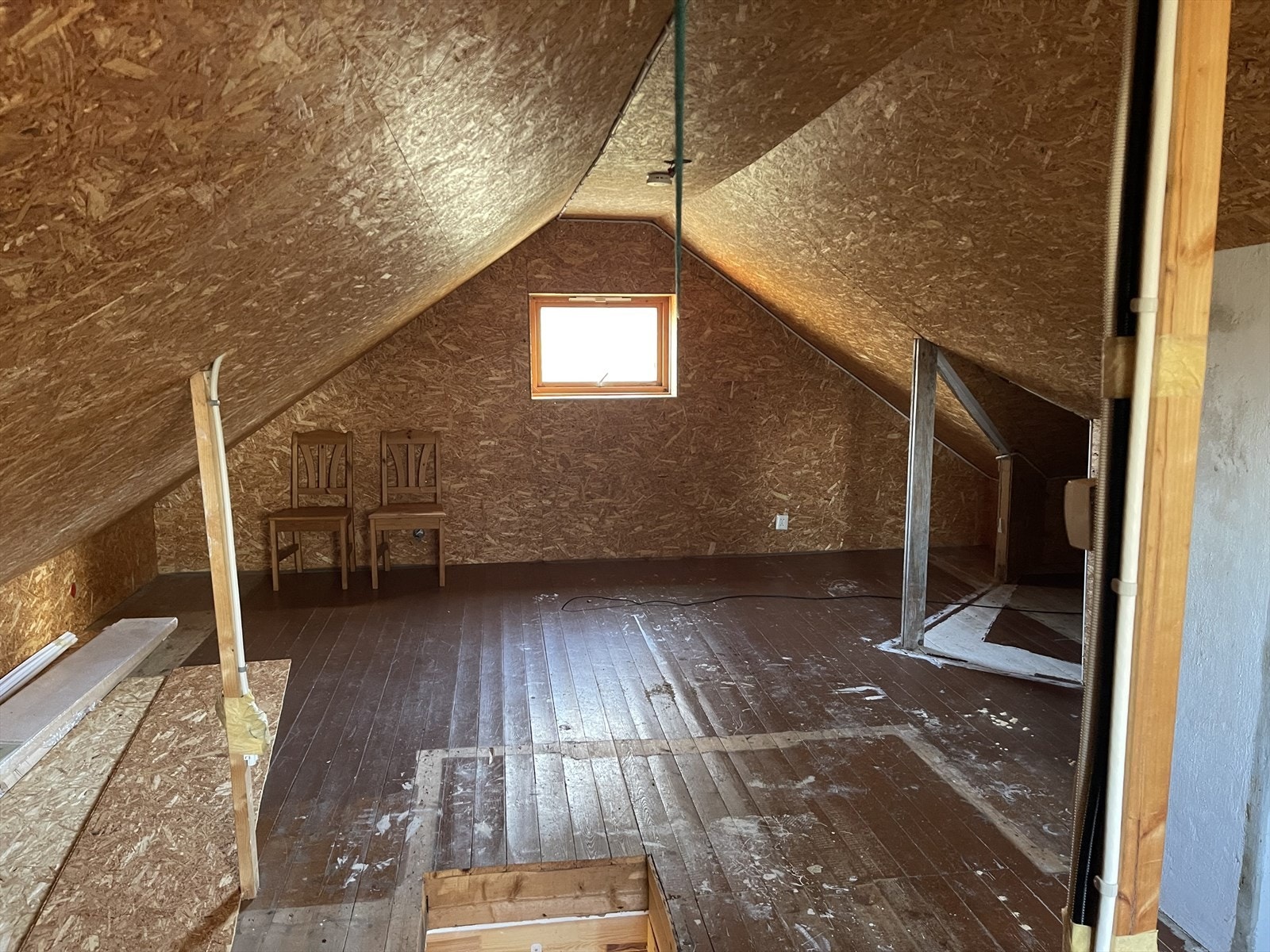 Stort uinnredet loftsrom med potensiale og muligheter. Luke fra kjøkken med loftstrapp. Galleribilde