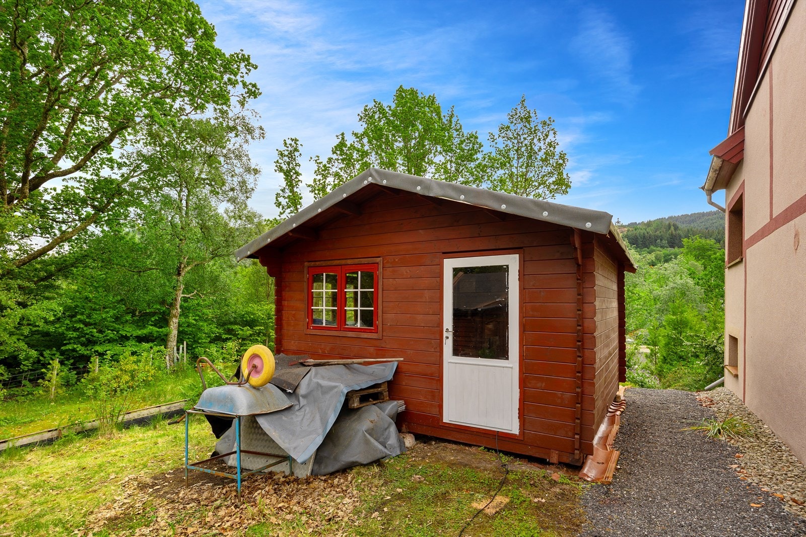De utvendige bodene kan for eksempel brukes til å oppbevare diverse hageredskaper. Galleribilde