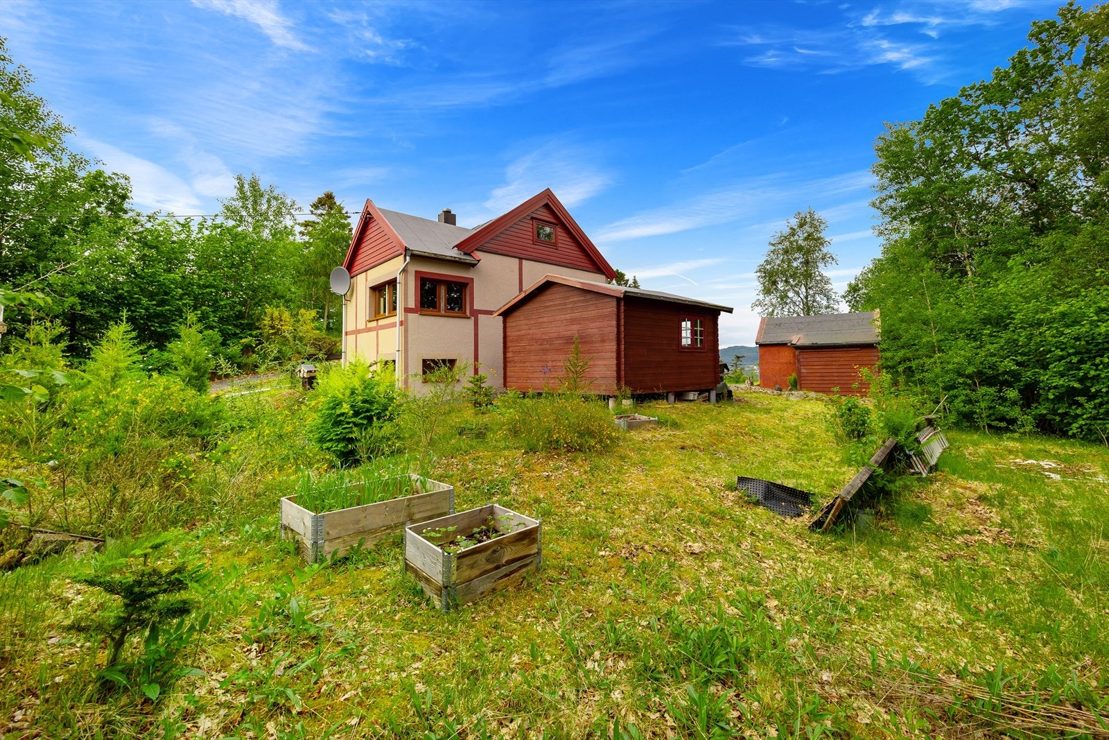 I hagen er det gode muligheter til å drive med hagehold og andre utendørsaktiviteter. Galleribilde