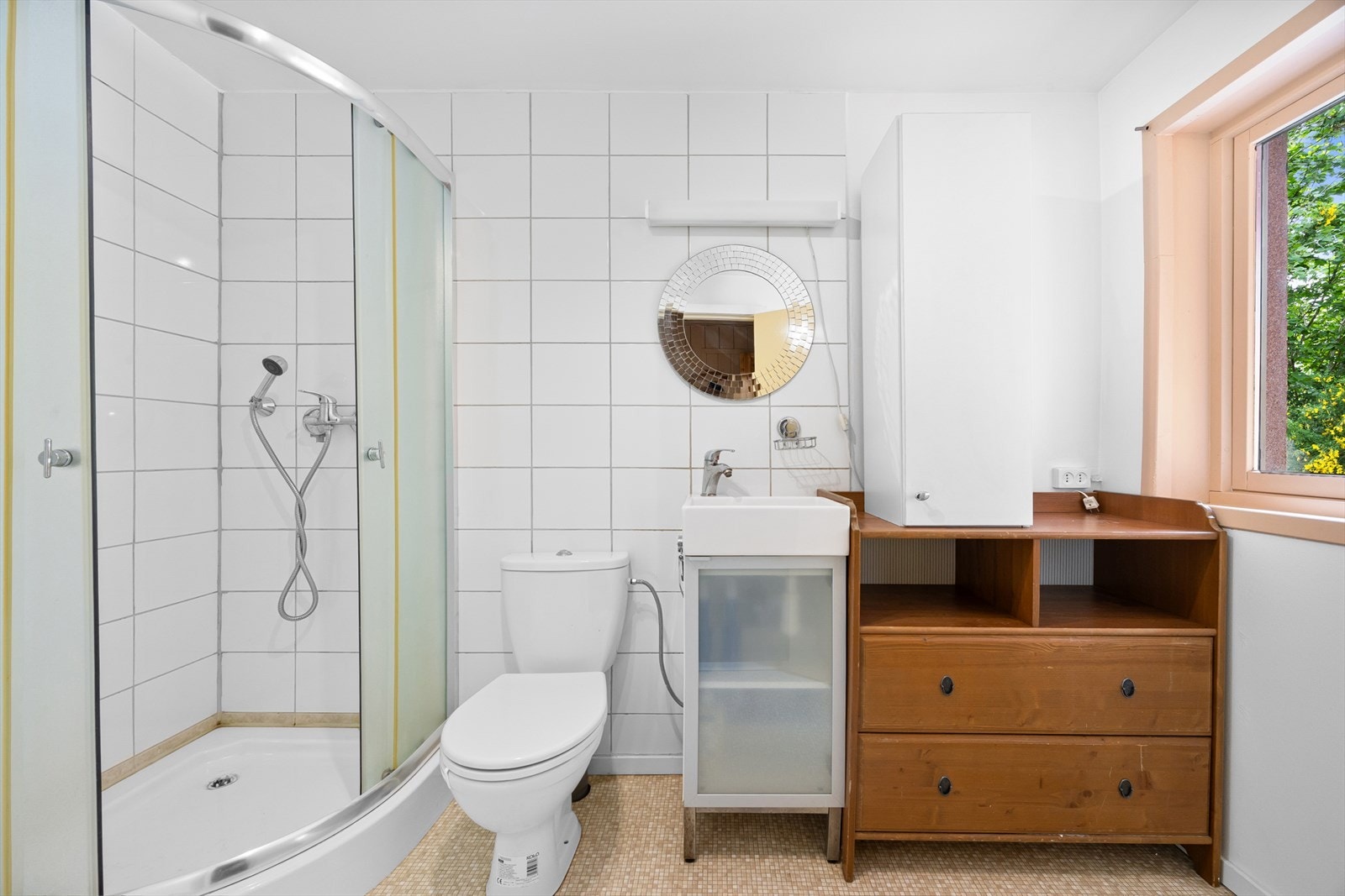 Lyst bad på 4,7 m² med fliser på gulv og vegger. Galleribilde