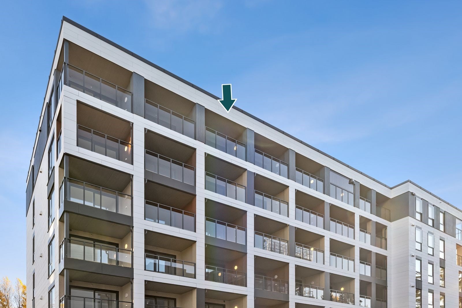 Leiligheten ligger i byggets 6. etasje og gir enkel adkomst både via heis og trapper. Balkongen er vestvendt og gir gode solforhold. Galleribilde