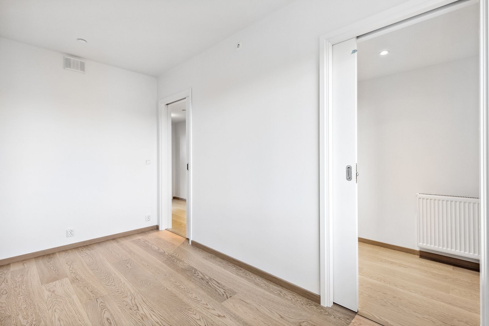 To innganger til soverommet gir en praktisk og luftig løsning for møblering og plassutnyttelse. Galleribilde