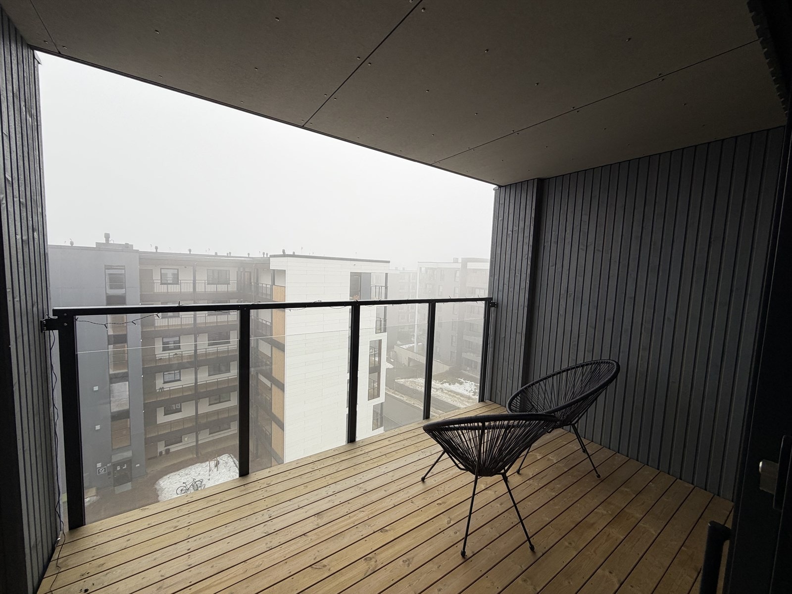 Fra stuen har man også utgang til en herlig overbygd balkong som gir et perfekt sted for avslapning, uansett vær. Galleribilde