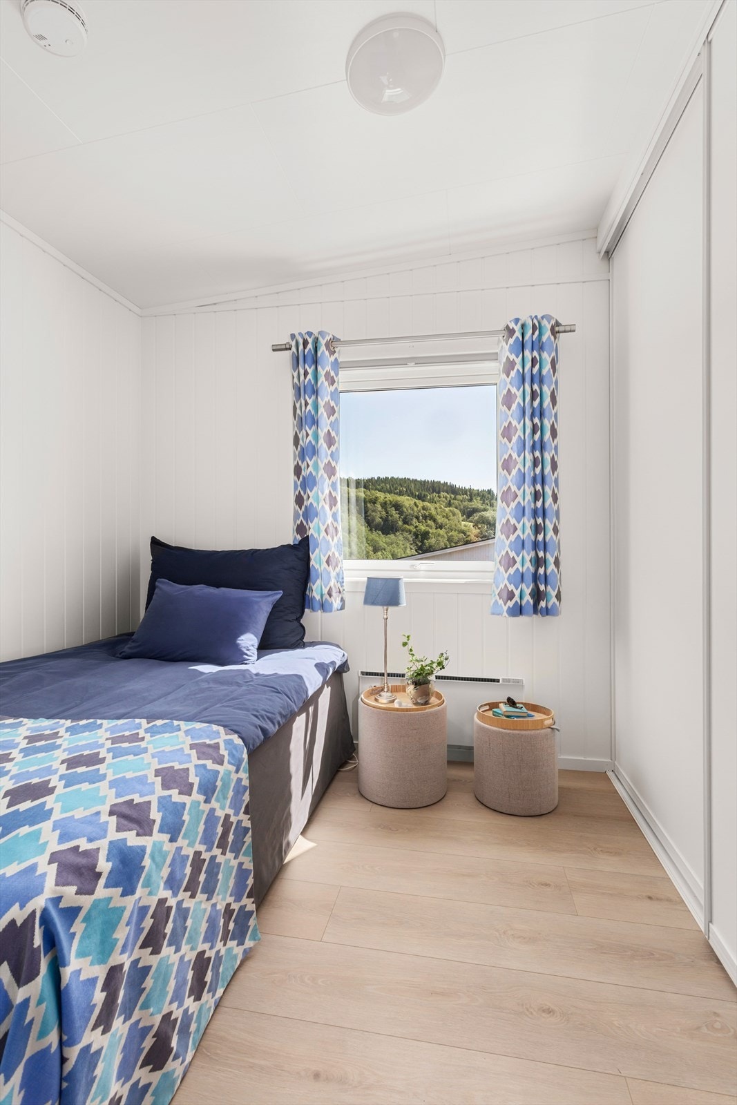Soverom 2 har også skyvedørsgarderobe med masse god lagringsplass. Dette rommet er perfekt til barnerom, gjesterom eller kontor! Galleribilde