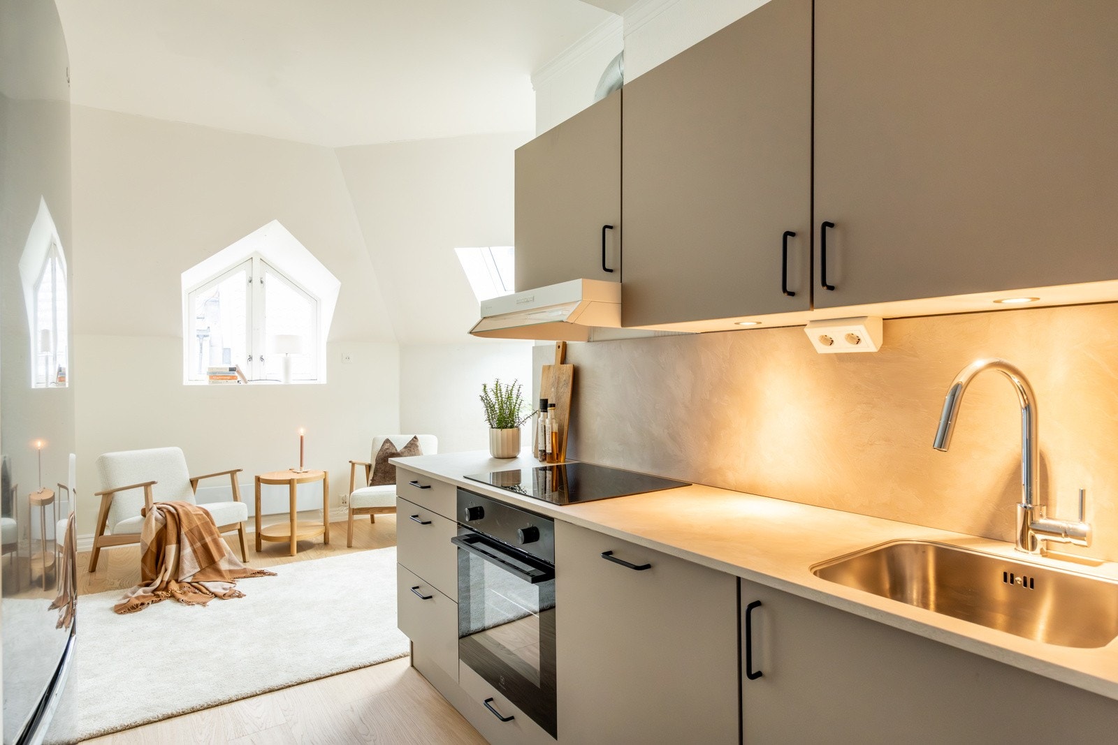 Innredningen på kjøkkenet består av glatte fronter og laminat benkeplate, delvis integrerte hvitevarer Galleribilde