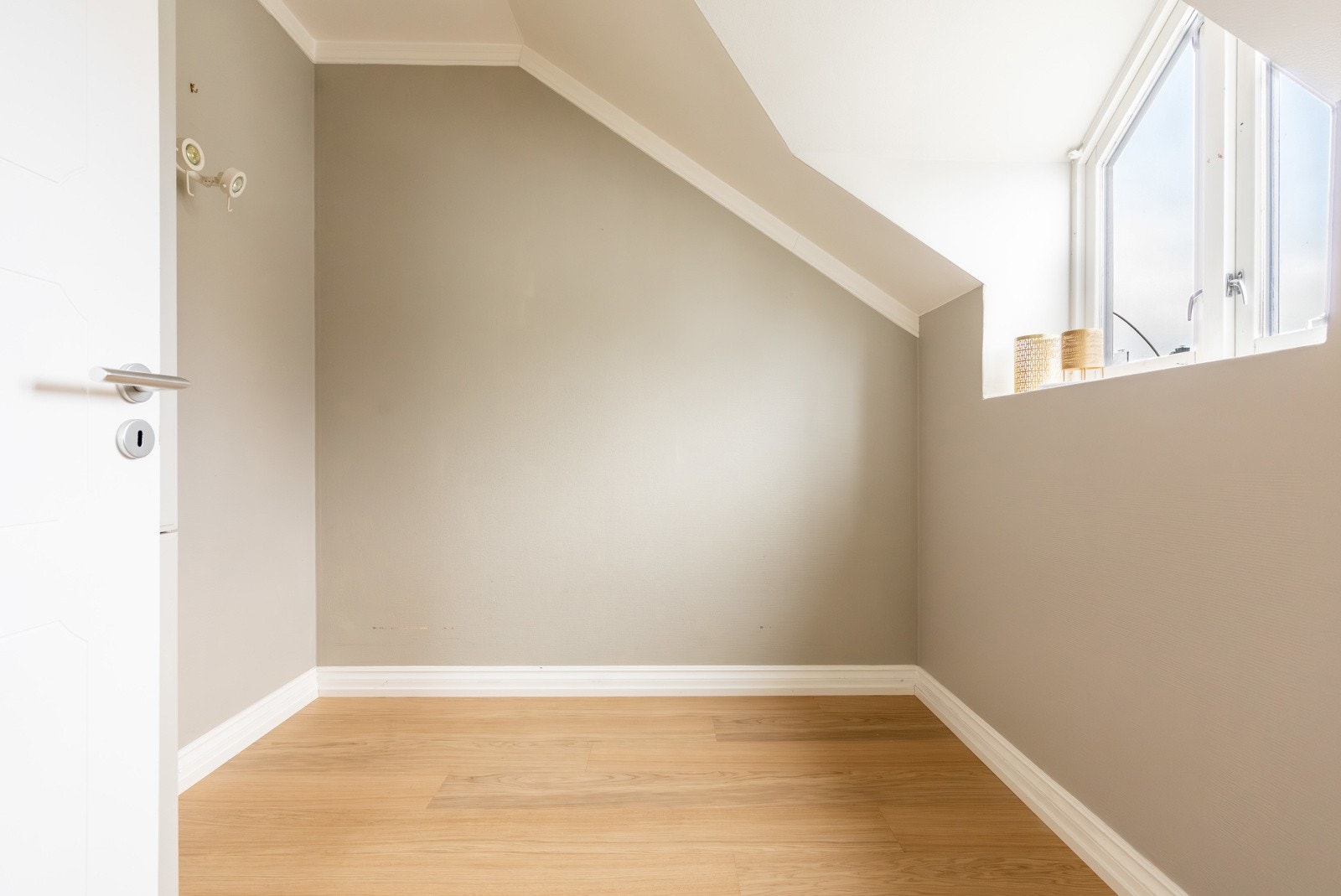 Leiligheten har et fint soverom med plass til seng og skapløsning Galleribilde