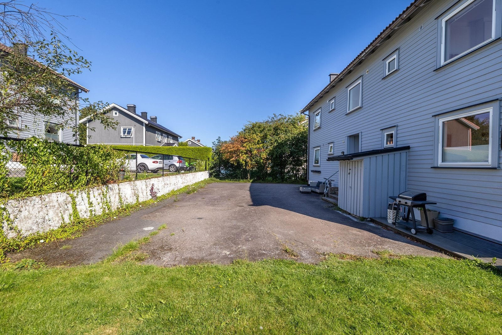 Her har man muligheten til å parkere bilen rett utenfor døren (Det medfølger 1 oppstillingsplass til leiligheten) Galleribilde