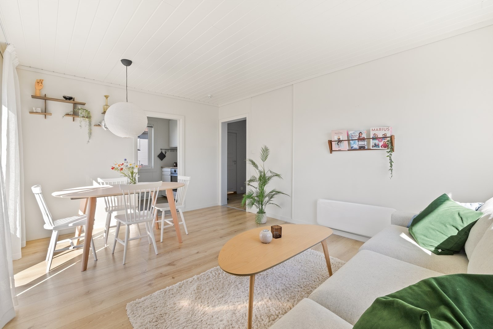 Spisestue og stue ligger i samme rom, som gir et sosialt allrom Galleribilde