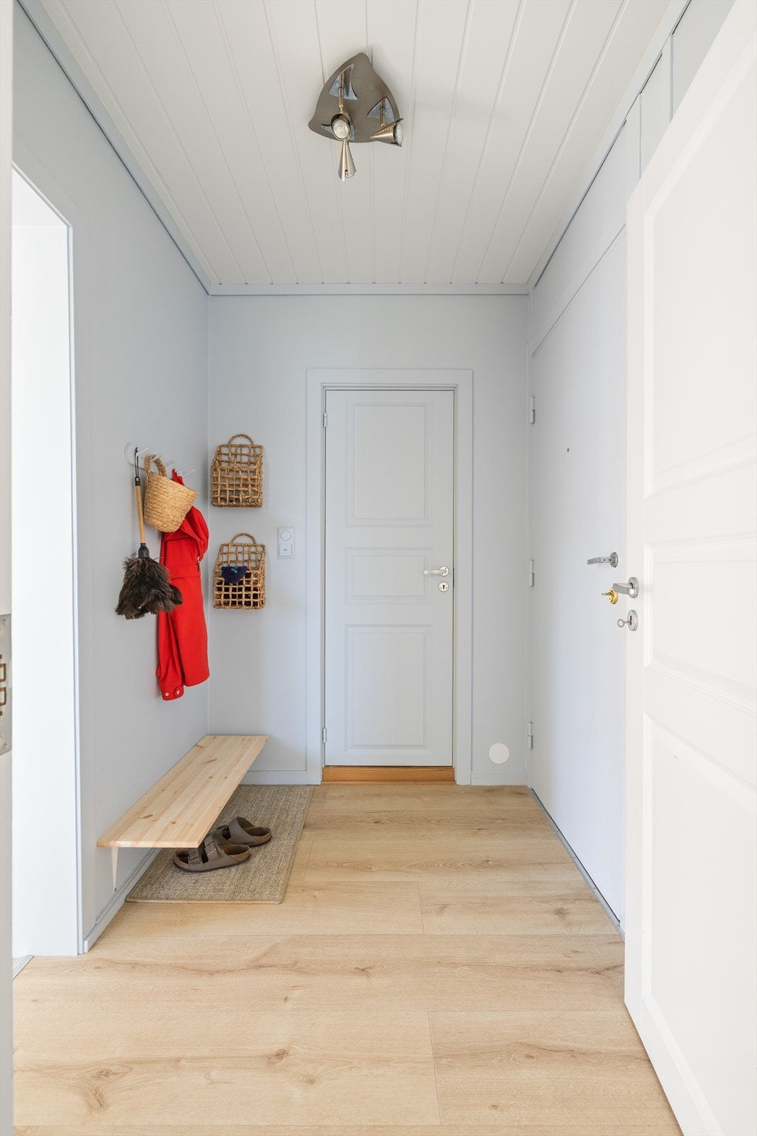 Lys entré med plass til å henge fra seg jakker og sette fra seg sko Galleribilde