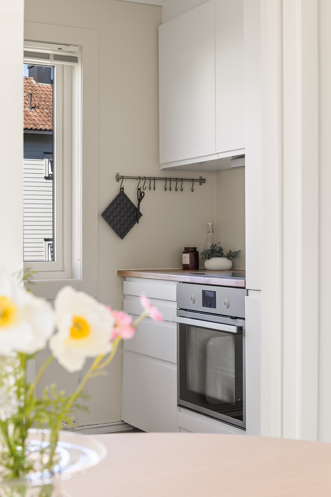 Det store vinduet på kjøkkenet sørger for rikelig med naturlig lysinnslipp Galleribilde