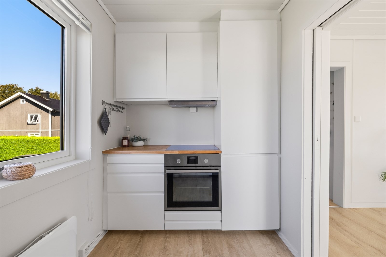 Det er integrert kjøle/fryseskap, komfyr, platetopp og oppvaskmaskin. De integrerte hvitevarene medfølger leiligheten Galleribilde