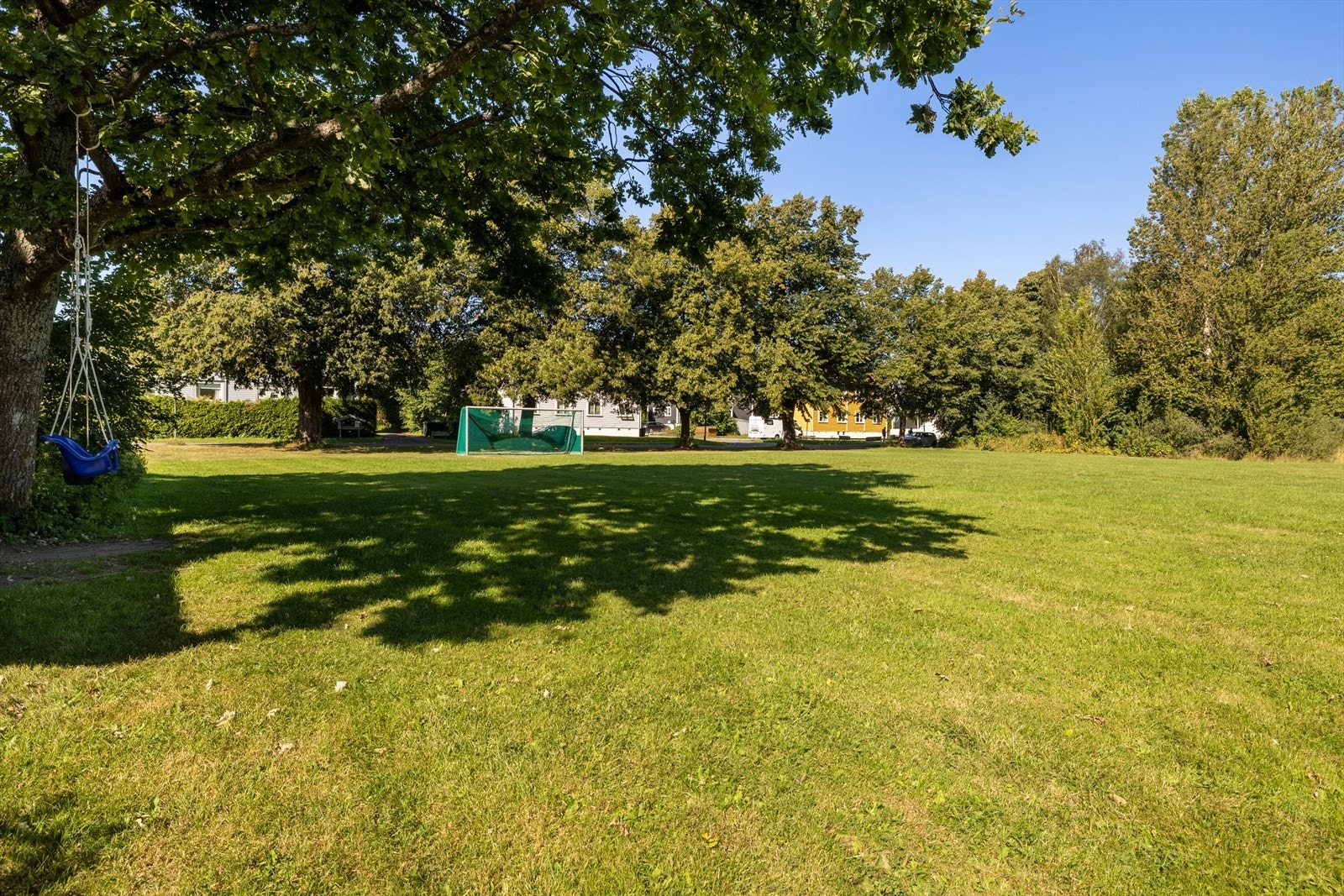Rett over gaten er det en fotballbane til bruk for alle Galleribilde