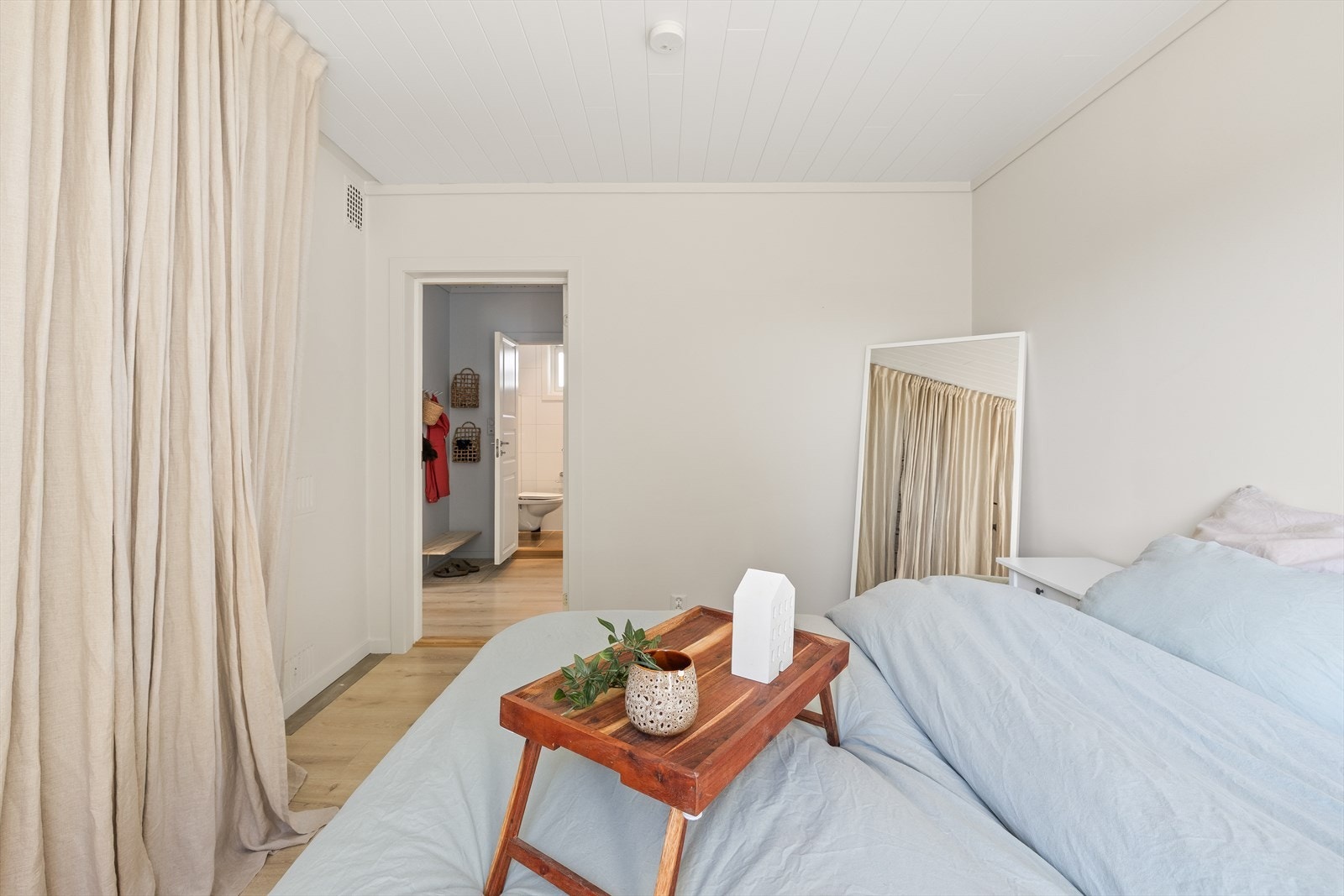 Effektiv garderobeløsning som gir deg plass til alt du skulle trenge. Praktisk med forheng så du kan skjule garderoben hvis ønskelig Galleribilde