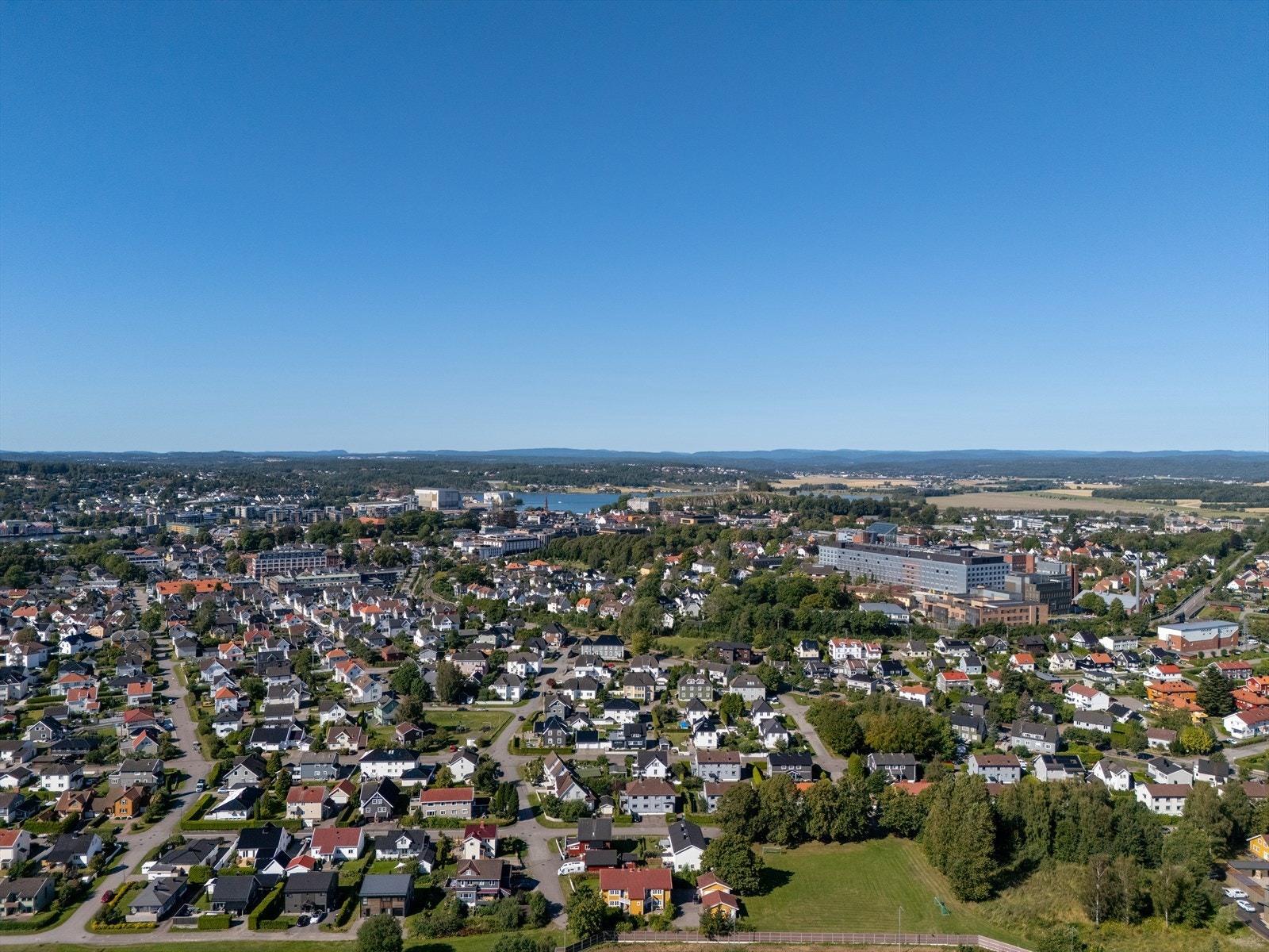 Leiligheten ligger sentralt med gangavstand til alt man skulle trenge og litt mer Galleribilde