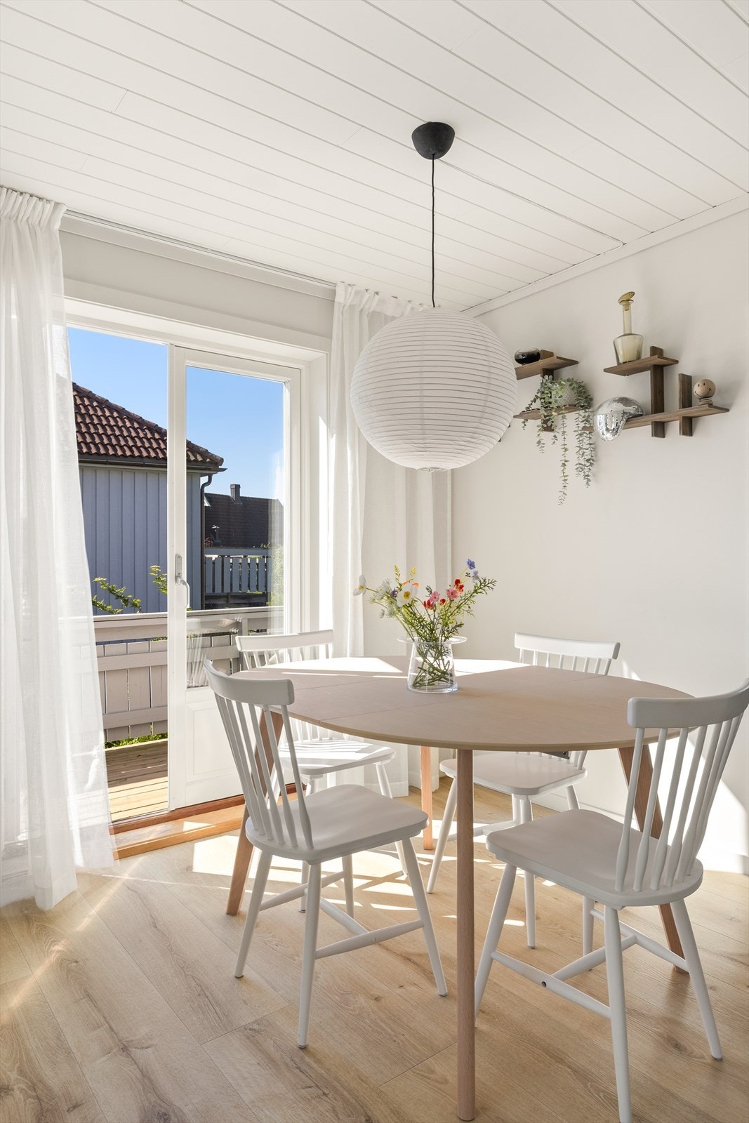 Stuen byr på en moderne planløsning med plass til både sofakrok og spisebord. Det er også direkte utgang til egen balkong Galleribilde