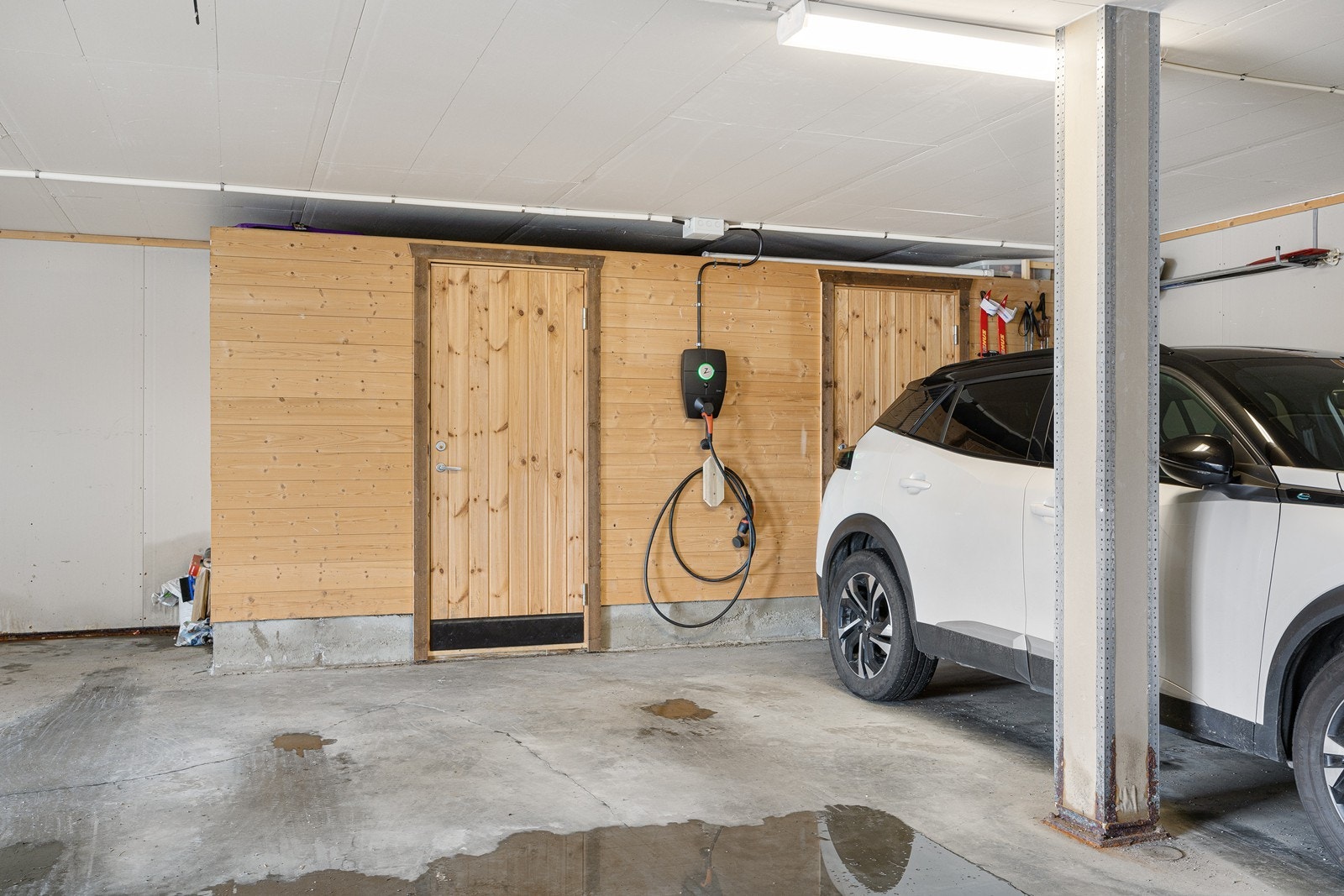 Leiligheten har parkering i garasje under bygget. Det er ladeboks på parkeringen så her kan man bo godt og enkelt med elbil. I bakkant av parkeringen er det bod, perfekt for oppbevaring av dekk. Galleribilde
