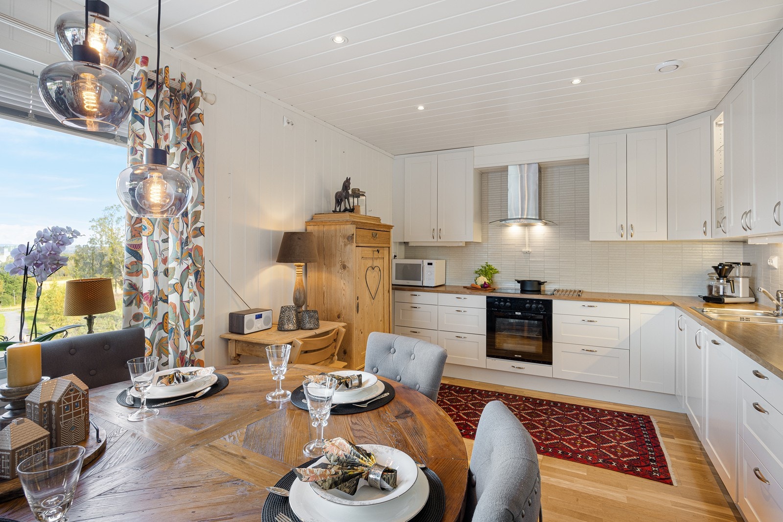 Kjøkkenet har et stilfullt og moderne design med gode benkeflater og rikelig med oppbevaringsplass. Galleribilde