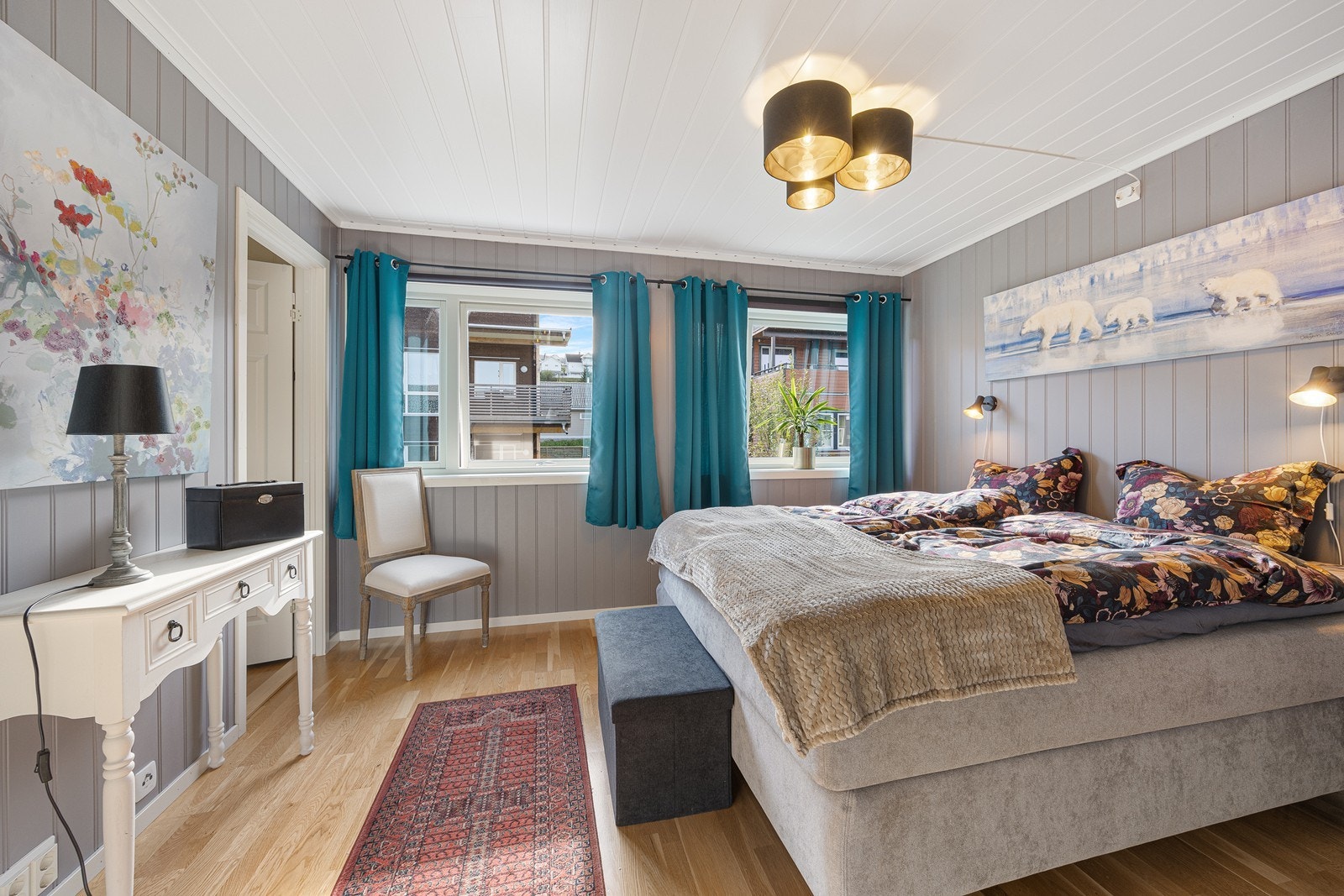 Boligens andre soverom benyttes som hovedsoverom. Romnmet har fin plass til dobbeltseng og nattbord. Galleribilde