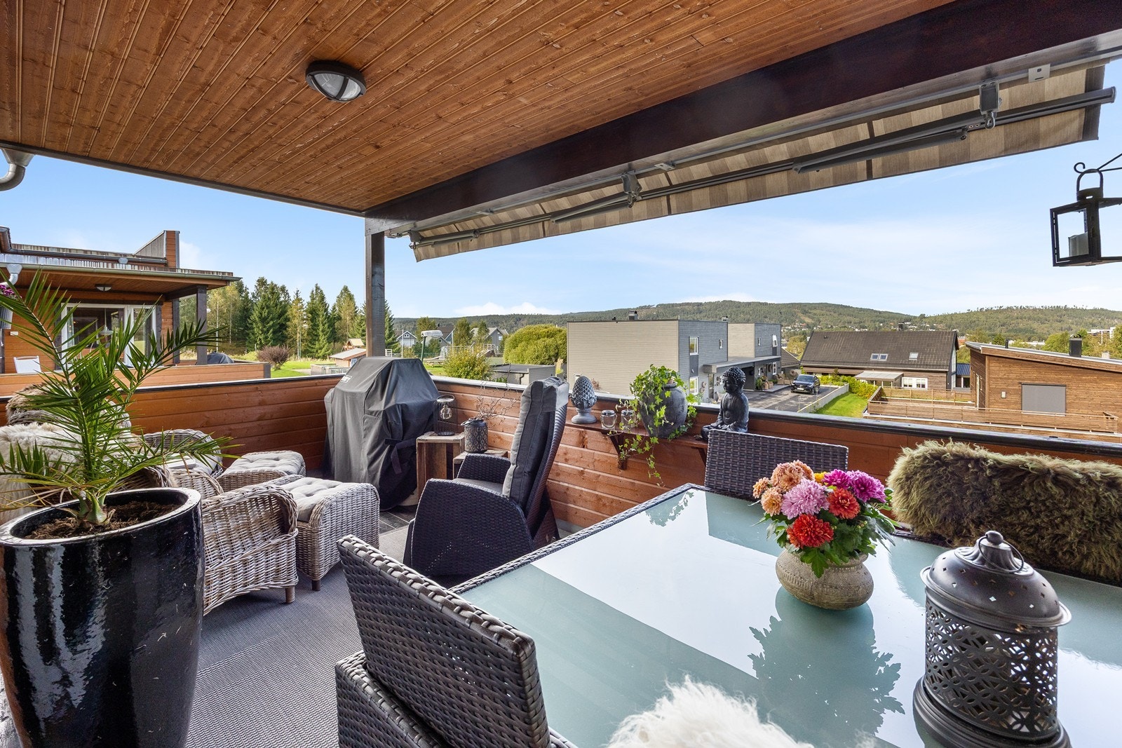 Fra stuen er det utgang til balkong på ca. 14 kvm, plassert mot hjørnet av bygget. Galleribilde