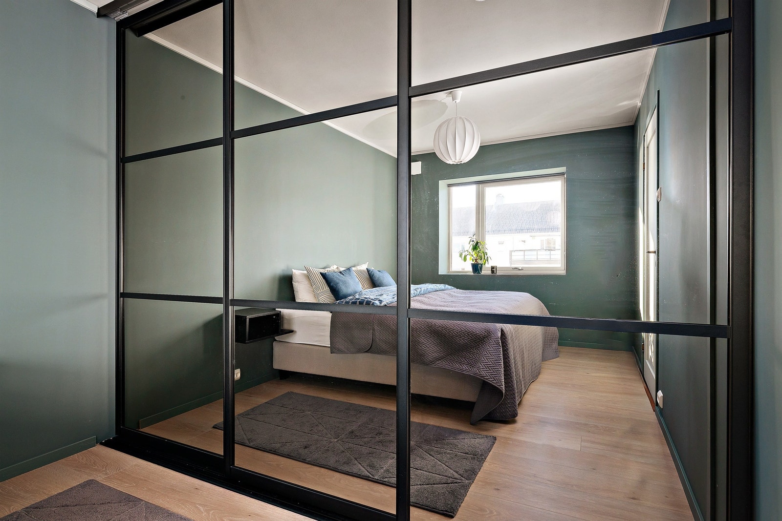 Hovedsoverom med garderobeskap Galleribilde