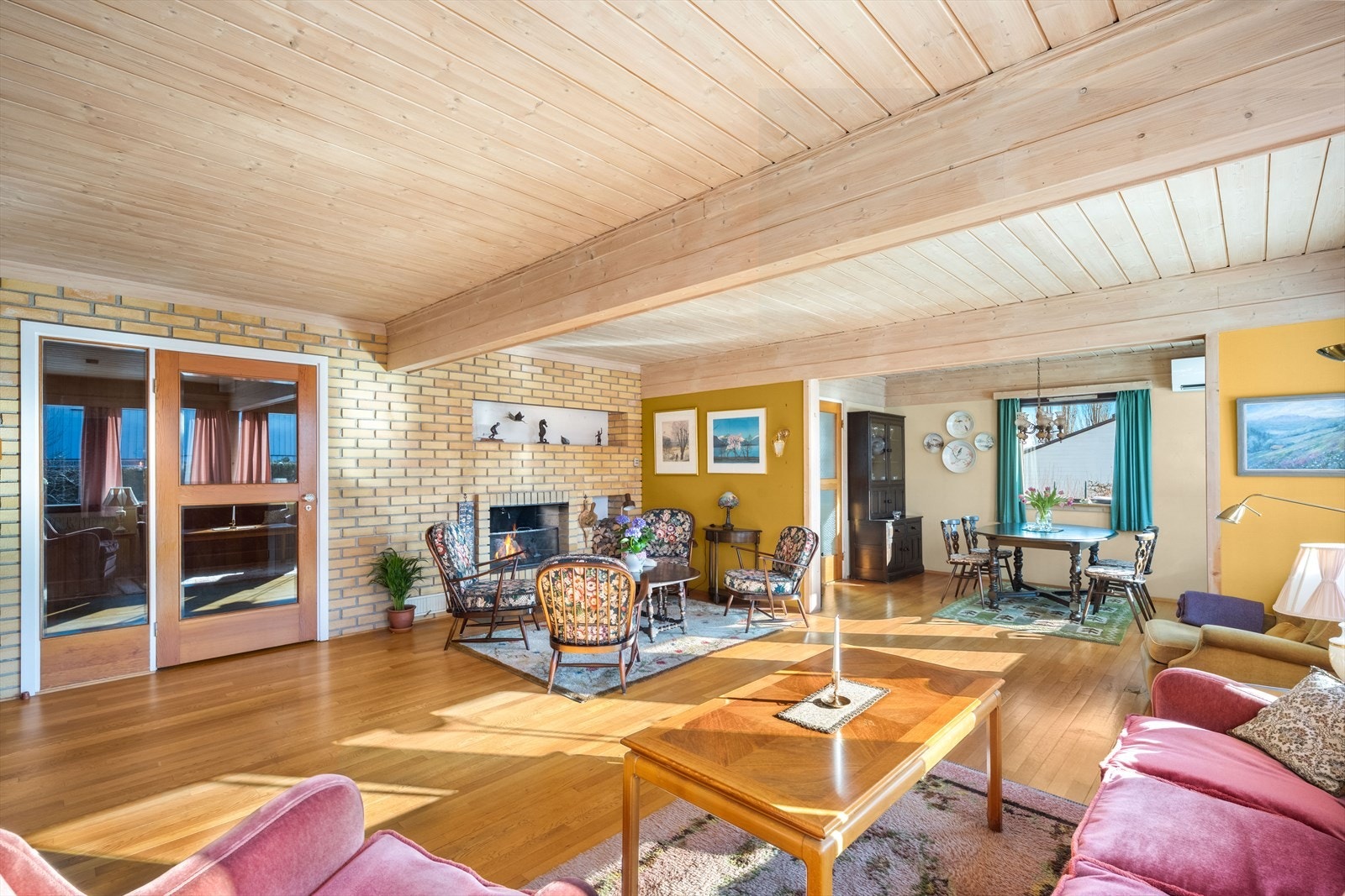 Stuen har gode møbleringsmuligheter med god plass til flere sittegrupper og spisebord. Galleribilde