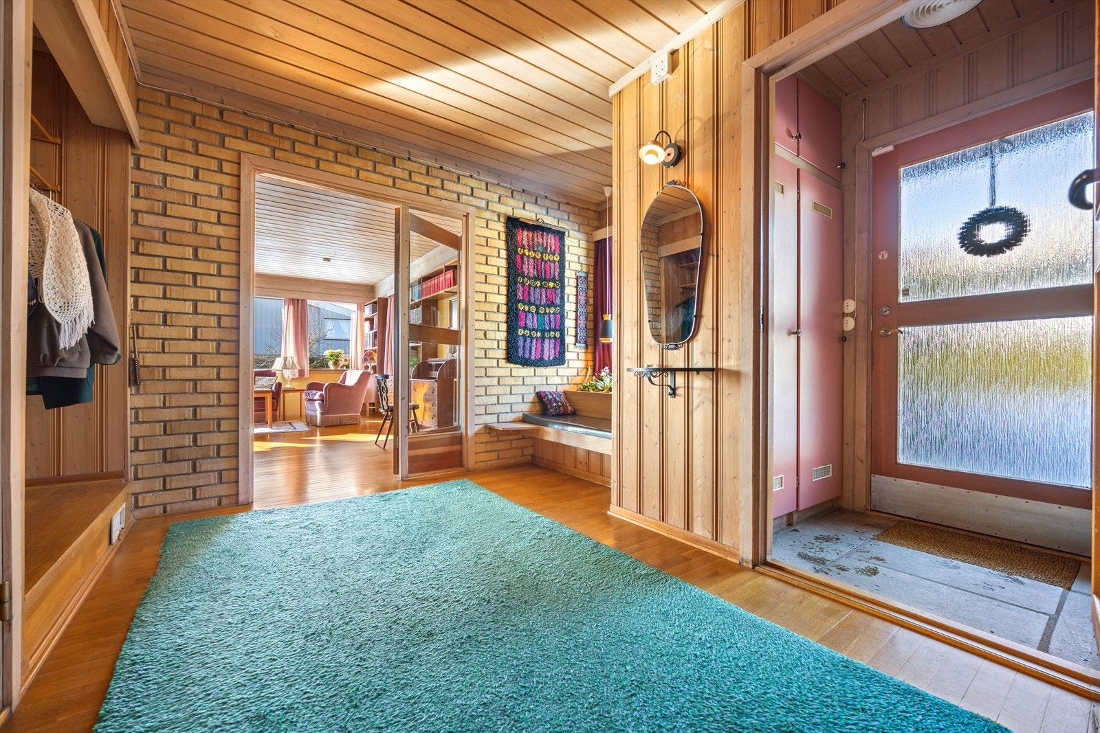 Velkommen inn! Innbydende hall med både sittebenk og garderobeordning. Galleribilde