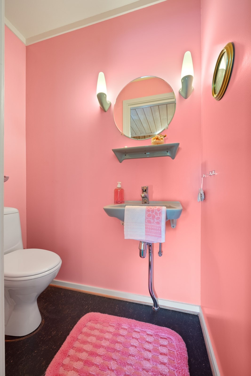 Toalettrom med enkel servant og toalett. Galleribilde