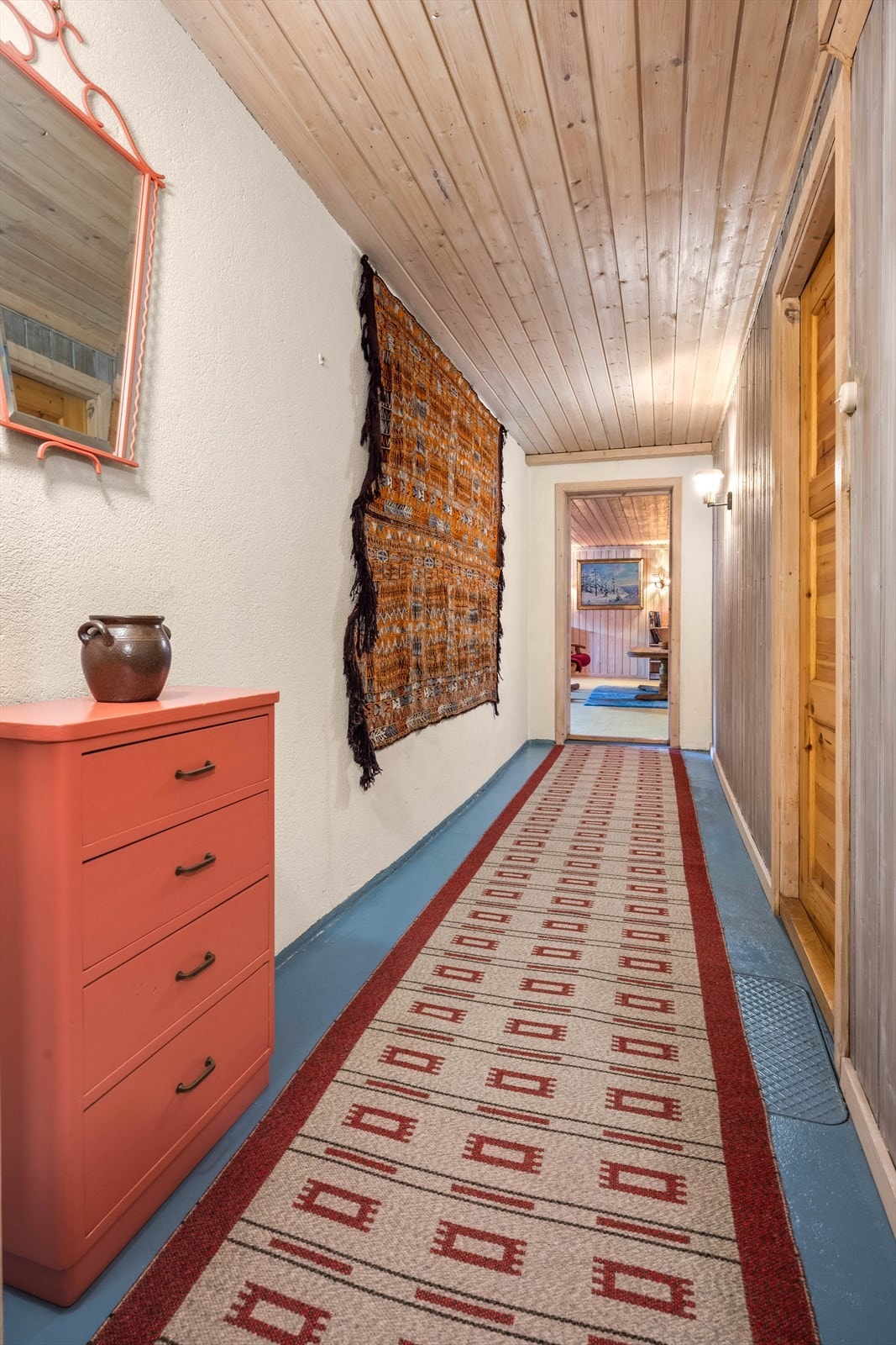 Gang i kjeller. Det er mye lagringsplass i kjelleren, med store og flere rom. Galleribilde