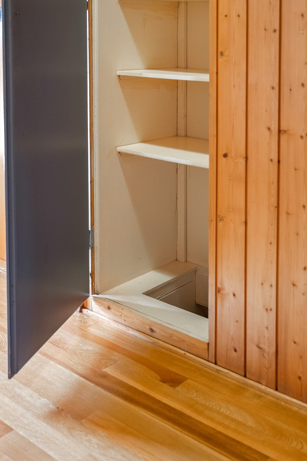 Skittentøyssjakt ned til kjelleren fra gangen like ved badet og soverommene. Galleribilde