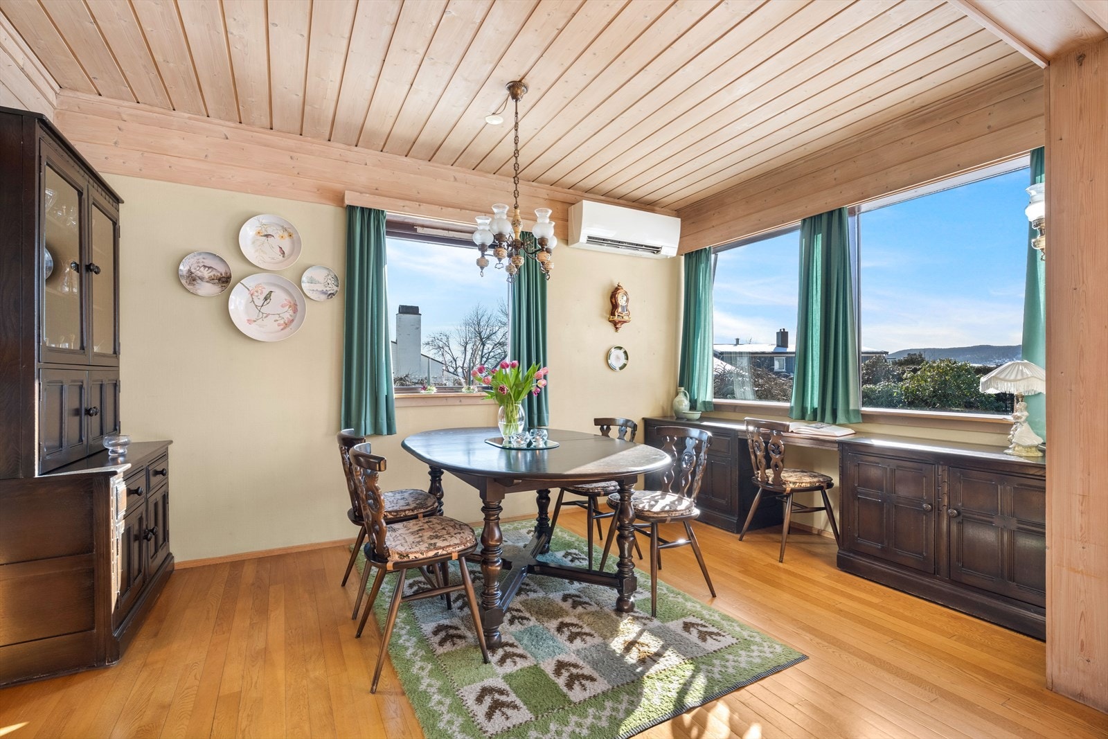 Det er montert varmepumpe i stuen og i kjellerstuen. Galleribilde