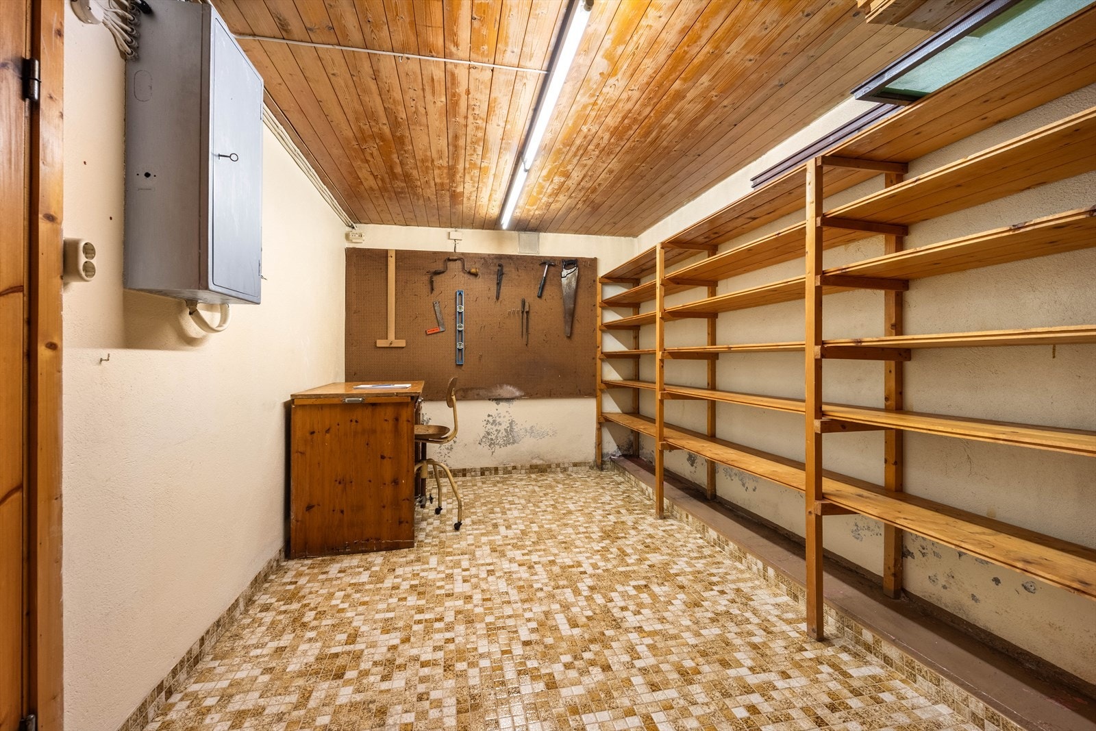 Vaskekjeller/bod med hylleløsninger. Galleribilde